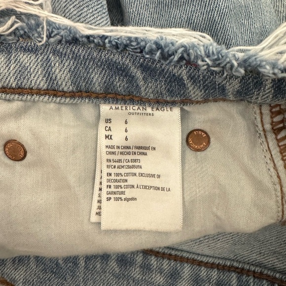 Women’s American Eagle Mom highest rise 90’s boyfriend jean shorts frayed Size 6 - Picture 5 of 5